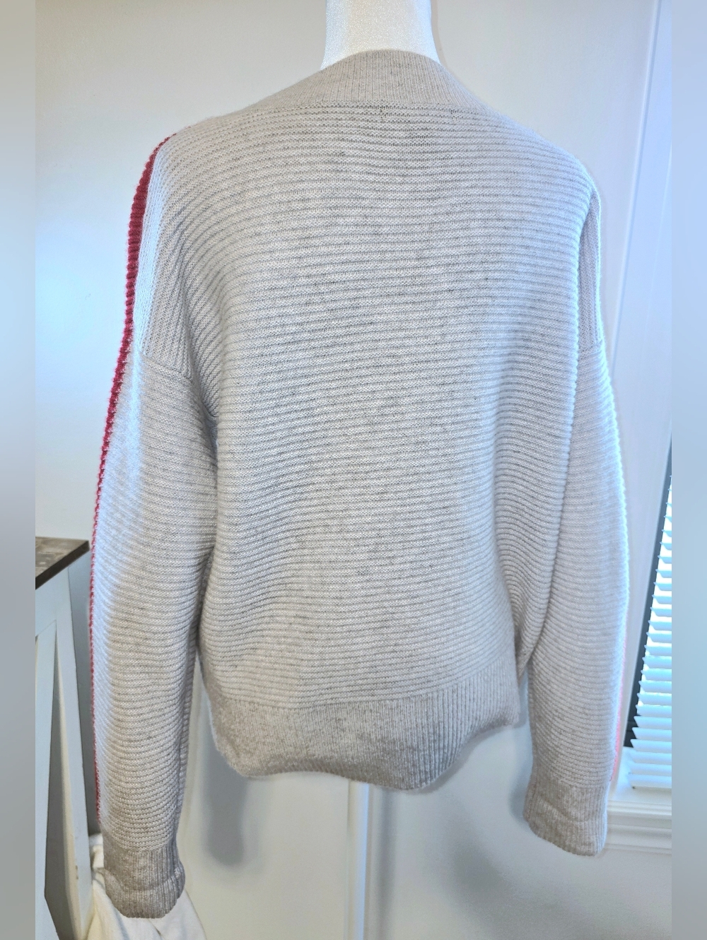 Banana Republic V-Neck Cashmere Sweater Women's Size Small - Picture 3 of 8